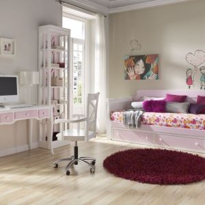 Piękna rama łóżka z stylowo wygiętymi bokami, a także biurko na cienkich nóżkach z pastelowymi, różowymi szufladkami. Kolekcja słodka, ale też bardzo elegancka. Fot. Muebles Lara