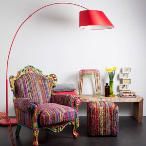 Mocno kolorowy fotel "King Silk", którego tapicerka wygląda jak szorstki sweter. Fot. Zuiver
