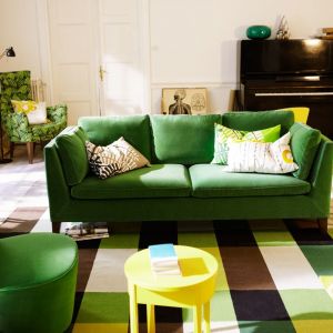Kolekcja Stockholm nawiązująca do skandynawskiego wzornictwa oprócz klasycznej sofy ma w swoim składzie także kubełkowy fotel. Cena 3.999 zł Fot. IKEA