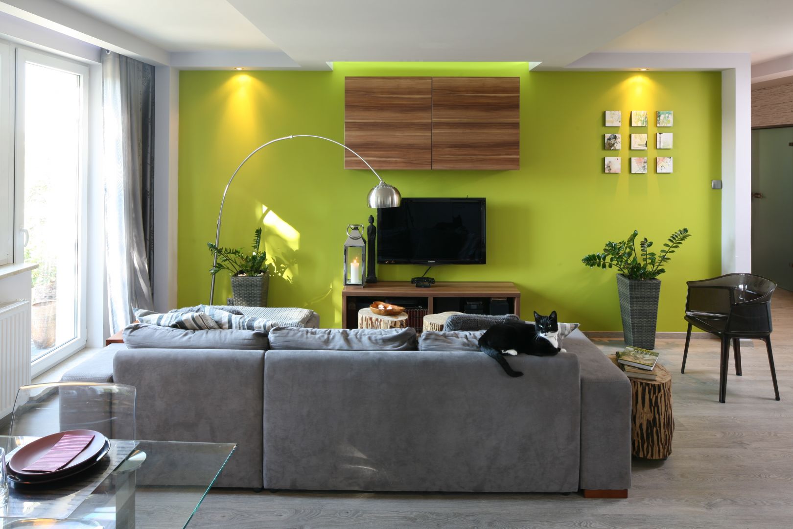 Soczyste barwy w salonie dodają mieszkańcom codziennej dawki energii. W salonie postawiono także sofę w najmodniejszym ostatnio kolorze - szarym. Projekt:. Arkadiusz Grzędzicki Fot. Bartosz Jarosz