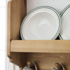 Detale półki sprawiają, że doskonale pasuje ona do kuchni w rustykalnym klimacie. Fot. IKEA