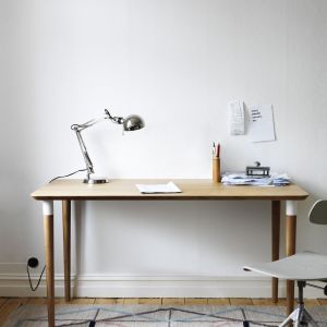 Absolutnie proste i nowoczesne biurko "Hilver" marki IKEA. Ciekawym detalem są białe elementy spajające blat z nogami.
Fot. IKEA
