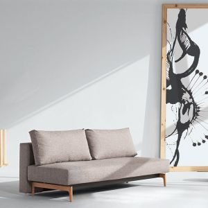 "Trym" to rozkładana sofa na drewnianych nóżkach ze schowkiem na pościel. Cena: 6370 zł Fot. Formanowa