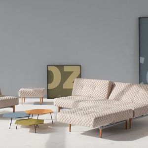 "Fiftynine" to sofa rozkładana na zwężających się nóżkach z jasnego lub ciemnego drewna i z kolorowymi guzikami. Fot. Formanowa