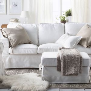 Klasyczna, miękka sofa "Ektorp" marki IKEA ze zdejmowanym do prania pokrowcem. Cena: 899 zł Fot. IKEA