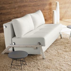 Cubed Deluxe to elegancka sofa rozkładana z powierzchnią do leżenia 140x200cm. Fot. Formanowa