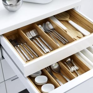 Drewniane wkłady na sztućce są nie tylko praktyczne, ale przede wszystkim eleganckie. Dzięki nim zwykła szuflada zyskuje na wyglądzie. Fot. IKEA