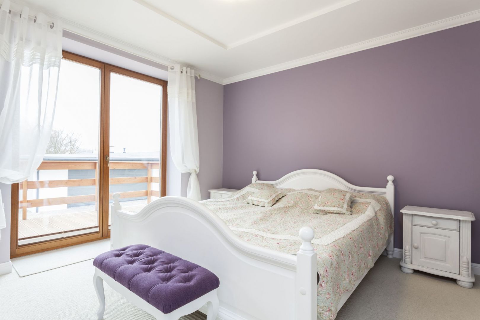 Fiolety w sypialni to gwarancja udanego wypoczynku. Połączone z bielą dodają wnętrzu romantycznego klimatu. Fot. Home Sweet Home