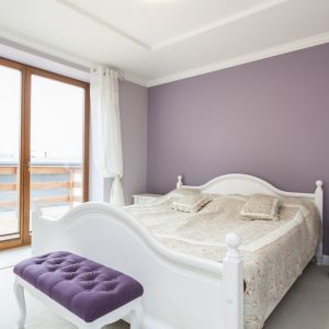 Fiolety w sypialni to gwarancja udanego wypoczynku. Połączone z bielą dodają wnętrzu romantycznego klimatu. Fot. Home Sweet Home