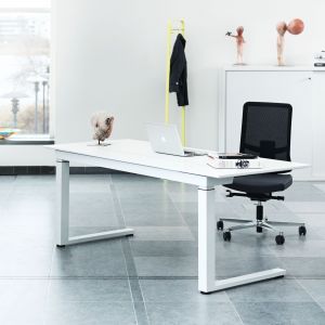 Elekrycznie regulowane biurko "Canti" firmy Martela. Dzięki tym funkcjonalnościom zapewnia komfort dla osób o każdym wzroście. Fot. Martela