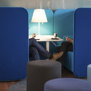 Oddzielona ściankami strefa do indywidualnych spotkań to rozwiązanie, które powinno się znaleźć w każdym biurze typu open space. Fot. Martela