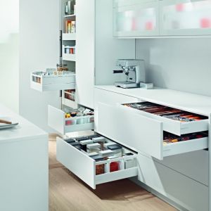 Szuflady marki Blum zapewniają funkcjonalne rozwiązanie, dzięki którym każda rzecz w kuchni będzie miała swoje miejsce. Fot. Blum