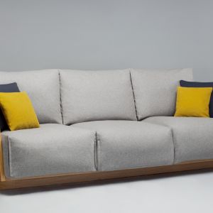 Sofa "Soft" marki Comforty. „Soft” dostępny jest w tkaninach i Alcantarze, a jego obudowa w bogatej gamie fornirów naturalnych z kolekcji Comforty. Fot. Comforty 