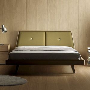 "Loa Bed" to modernistyczna forma i delikatny kolor khaki na wezgłowiu. Propozycja doskonała do męskich sypialni. Fot. Treku