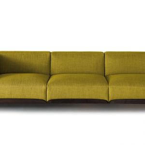 Sofa "Claudine" to niski mebel umieszczony na cienkich nóżkach, ledwo widocznych spod siedziska, dzięki czemu sofa lekko "lewituje" i wygląda na bardzo lekką. Fot. Artflex