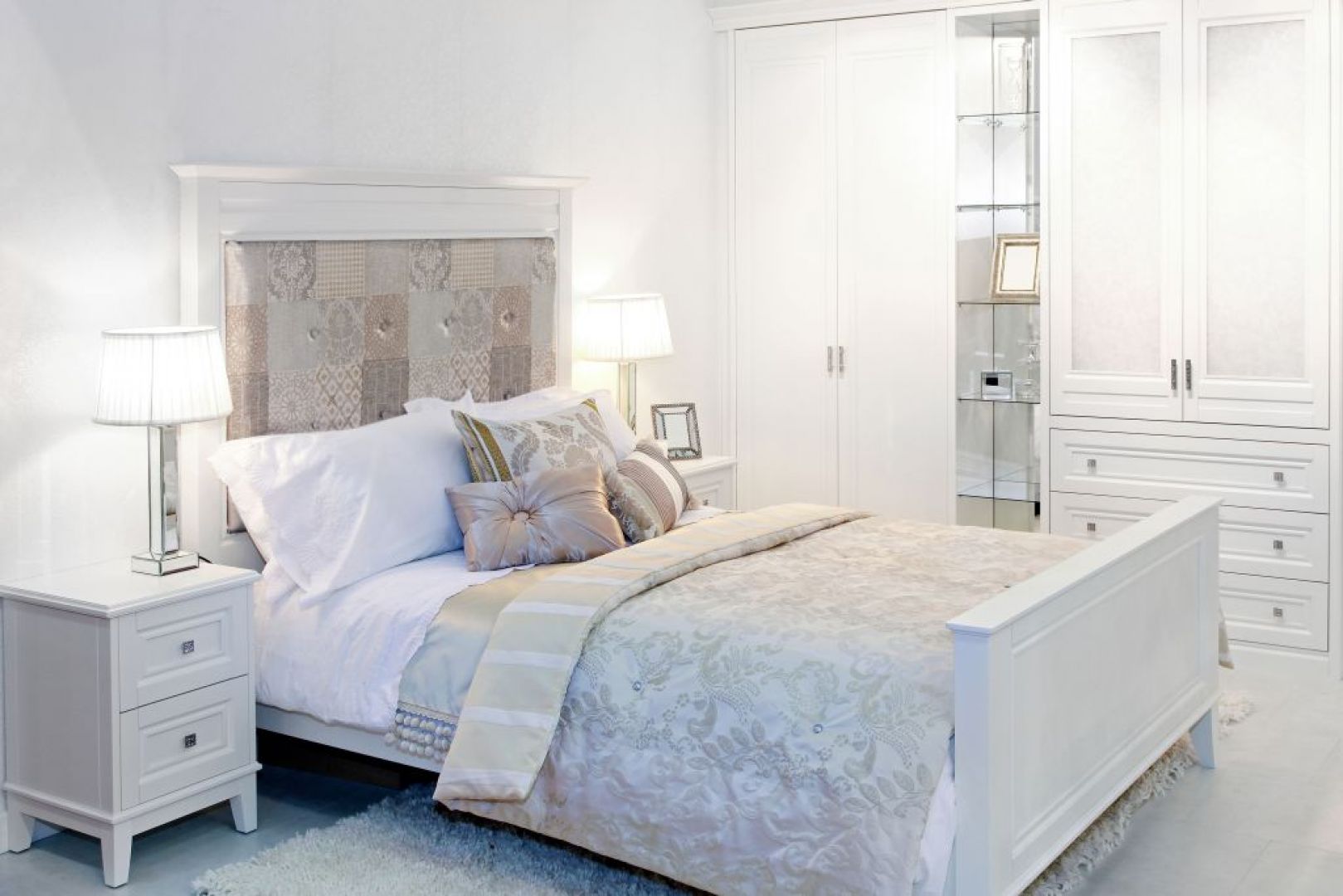 Gustowne tkaniny położone na łóżku mogą pięknie ozdobić nawet najprostszą w stylistyce ramę. Fot. Hirnschuch