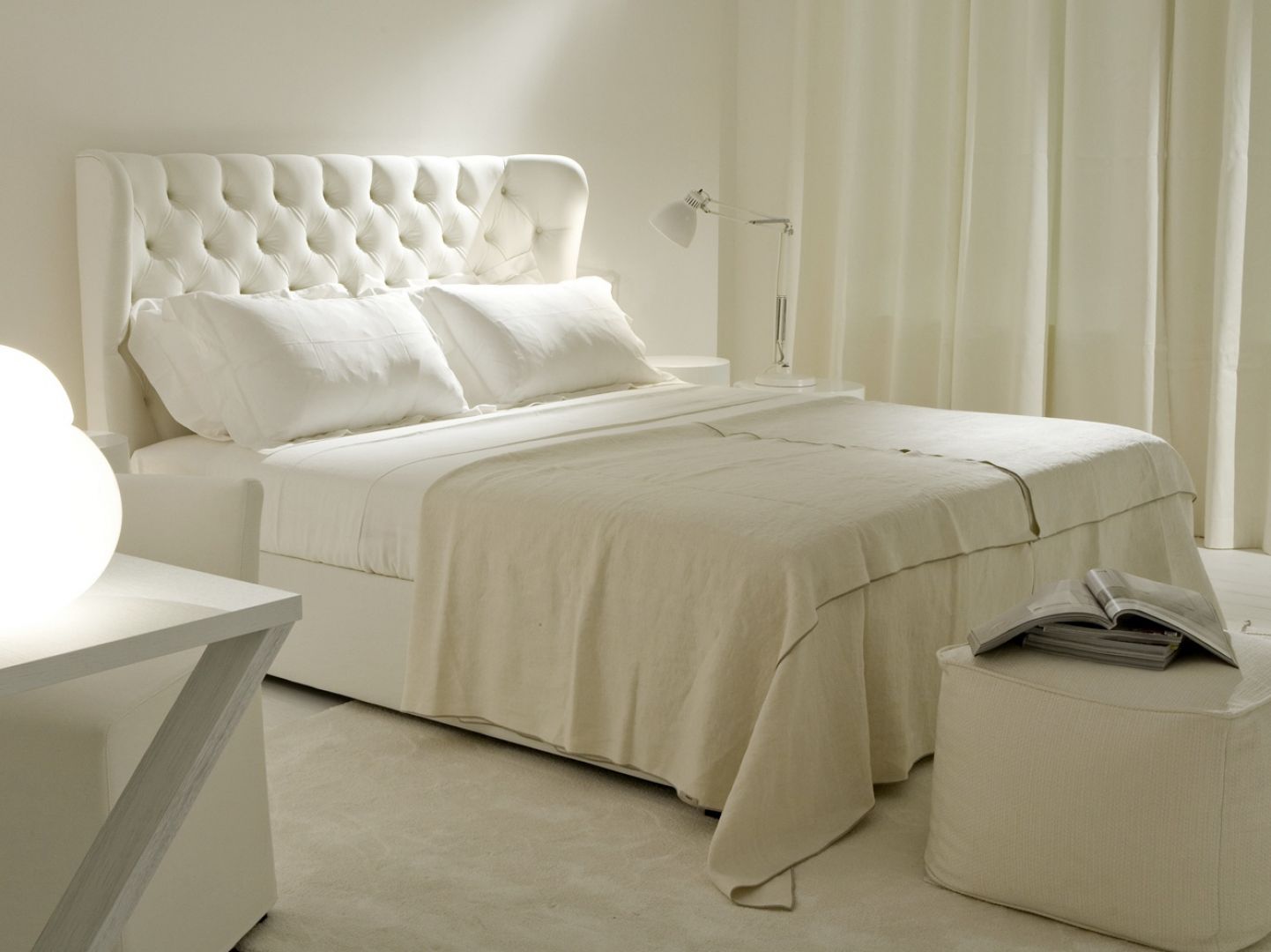 Białe łóżko to świeżość i delikatność w sypialni. Doskonałe są do aranżacji sypialni dla kobiet. Fot.Meridiani