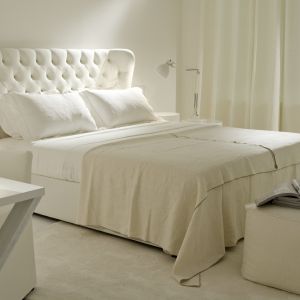 Białe łóżko to świeżość i delikatność w sypialni. Doskonałe są do aranżacji sypialni dla kobiet. Fot.Meridiani