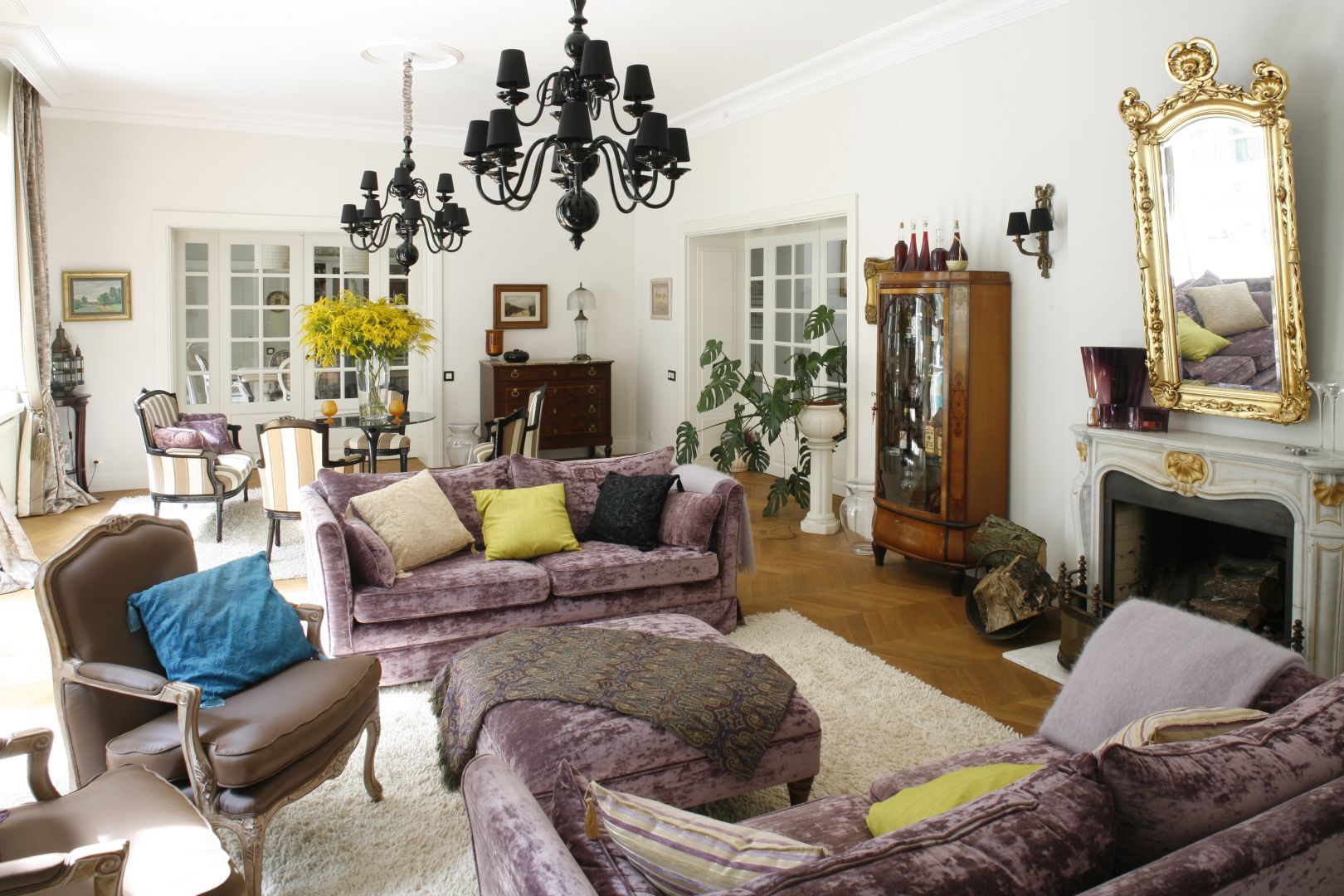 Połyskująca sofa z tkaniną ze zmienną strukturą doskonale prezentuje się w każdym kolorze - także w chłodnym fiolecie. Projekt właściciele. Fot. Bartosz Jarosz