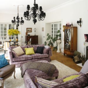 Połyskująca sofa z tkaniną ze zmienną strukturą doskonale prezentuje się w każdym kolorze - także w chłodnym fiolecie. Projekt właściciele. Fot. Bartosz Jarosz