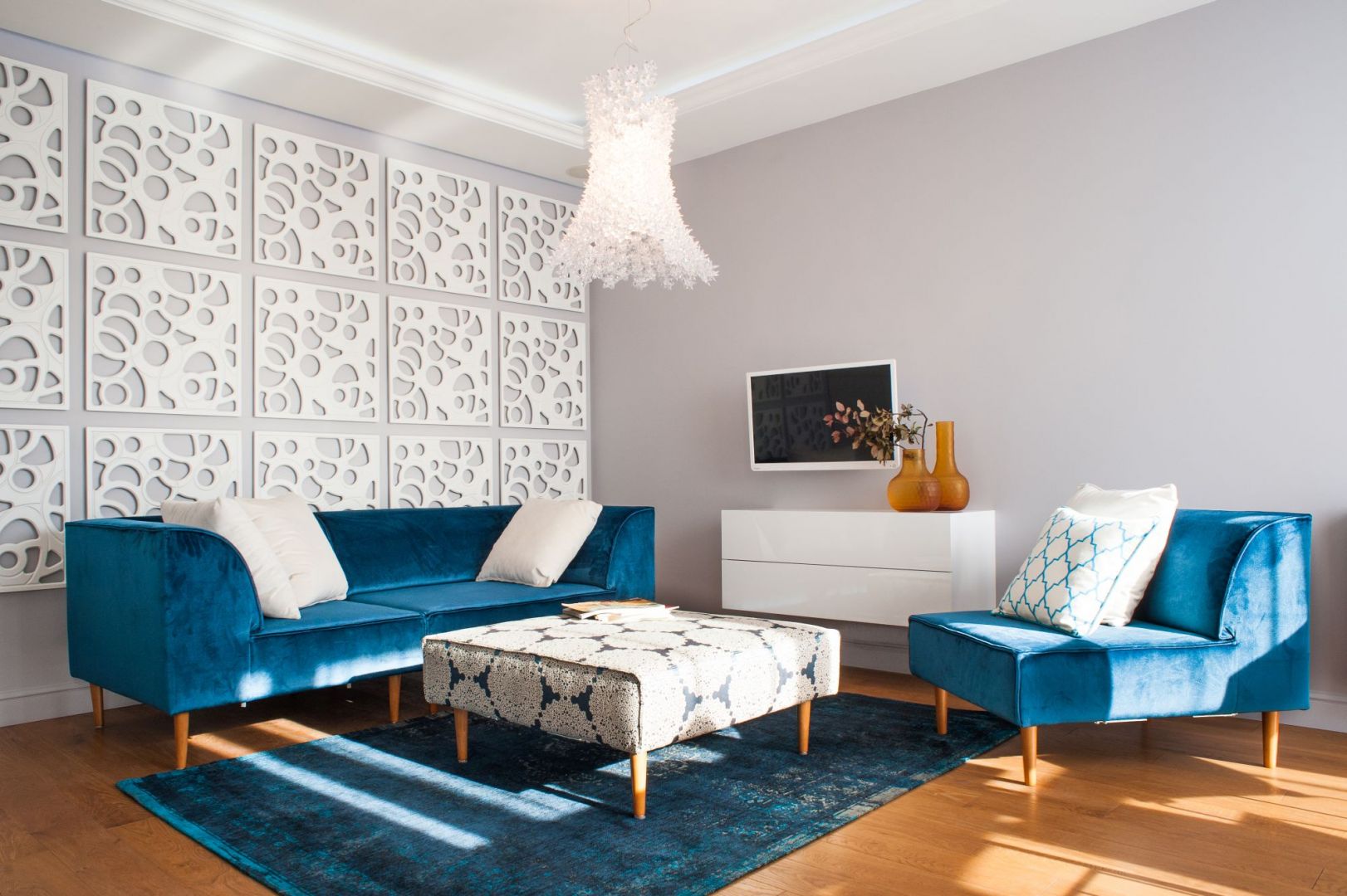 Meble tapicerowane miękką tkaniną w kolorze turkusowym, pięknie prezentuję się na tle białych ścian. Projekt: Arkadiusz Grzędzicki. Fot. Adam Ościłowski 