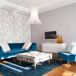 Meble tapicerowane miękką tkaniną w kolorze turkusowym, pięknie prezentuję się na tle białych ścian. Projekt: Arkadiusz Grzędzicki. Fot. Adam Ościłowski 