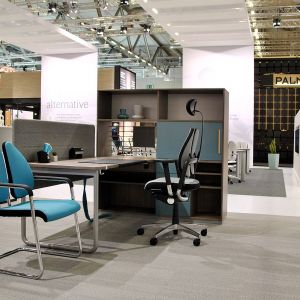 Ważne, aby poza wygodą, meble biurowe czyli fotele i biurka miały nowoczesny designerski wygląd. Na otwartej przestrzeni łatwiej o oszałamiający efekt. Fot. Nowy Styl