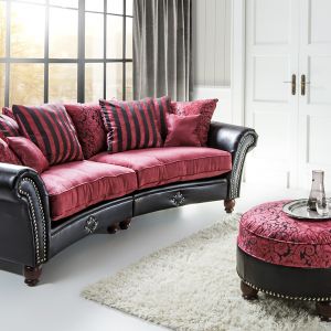 Sofa "Normandi" firmy Mebelplast w zdecydowanych kolorach. Wyróżnia ją tkanina w eleganckie ornamenty. Fot. Mebelplast. 