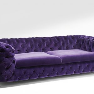 Sofa "Desire Velvet" to model w kształcie chesterfield, jednak połyskująca, fioletowa tkanina dodaje jej delikatnego stylu glamour. Fot. Kare Design