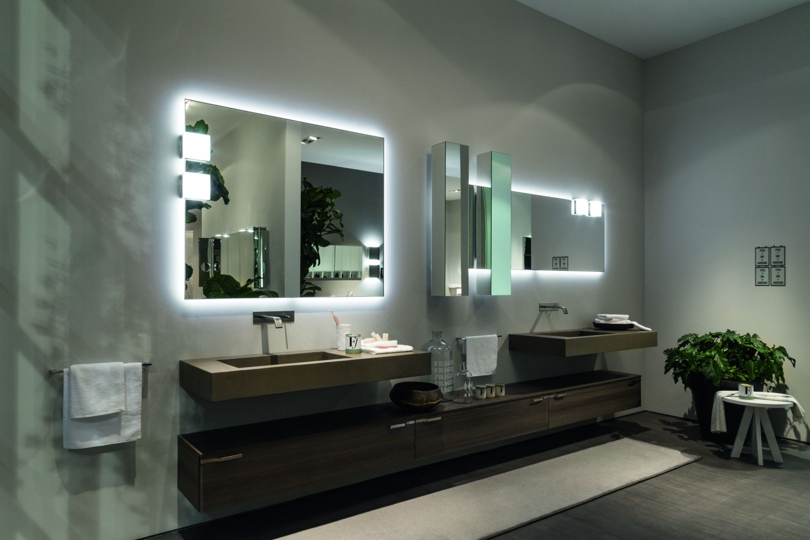 Czekoladowy brąz i perfekcyjnie oświetlone lustra tworzą razem nowoczesną kompozycję łazienkową. Fot. Scavolini