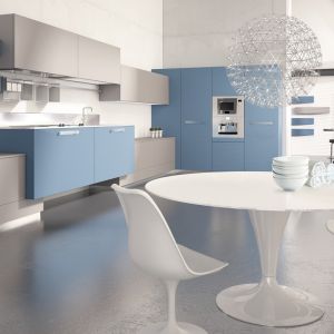 Biel i błękit pięknie zmiksowane w postaci mebli kuchennych i nowoczesnego stołu z krzesłami. Meble z kolekcji "Levanto" firmy Scis Cucine. Fot. Scis Cucine