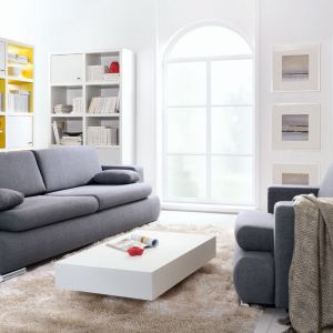 Sofa "Enzo" to mebel, który doskonale łączy ze sobą kubistyczne kształty z modnymi akcentami, dlatego doskonale wpisze się w klimat różnorodnych aranżacji. Fot. Black Red White