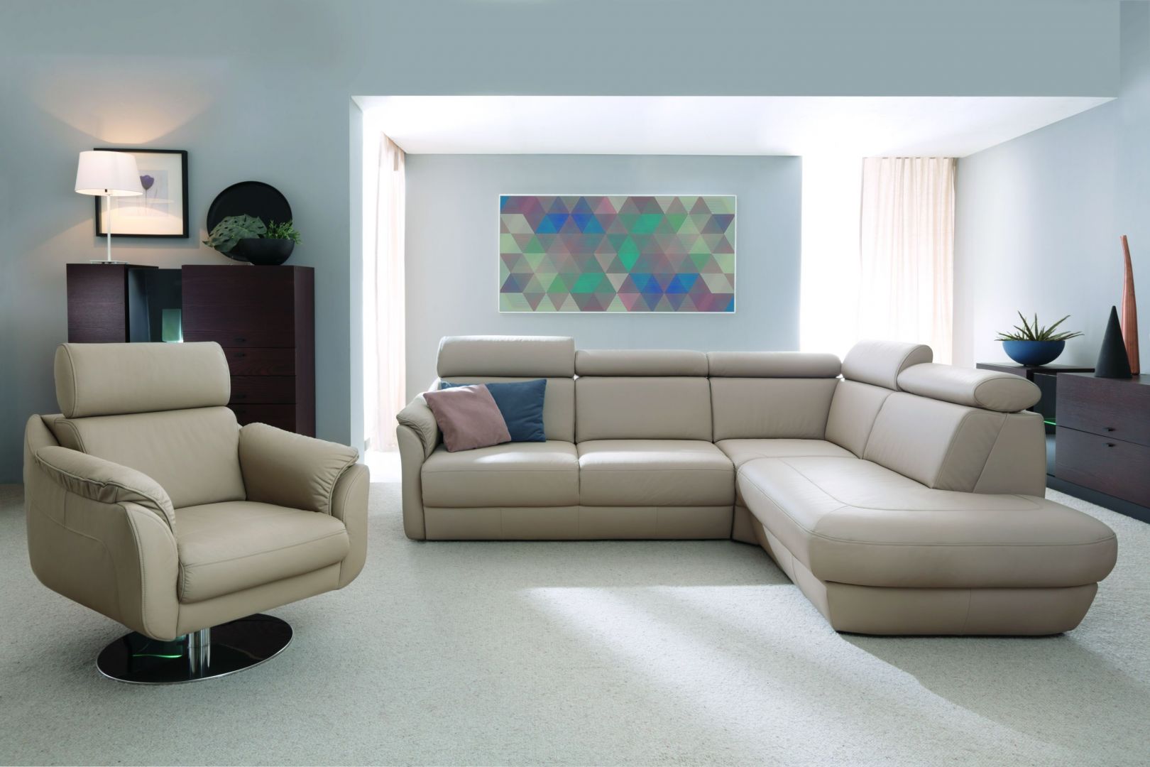 Sofa narożna Ametyst wyposażona jest w funkcję spania. W zestawie także fotel oraz obszerny puf. Fot. Bydgoskie Fabryki Mebli