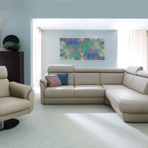 Sofa narożna Ametyst wyposażona jest w funkcję spania. W zestawie także fotel oraz obszerny puf. Fot. Bydgoskie Fabryki Mebli