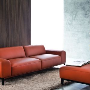 Sofa "Point" to nowoczesny design i wyjątkowa wygoda. Niskie nóżki, lekko pochylone oparcie oraz długie siedzisko sprawiają, że siedzi się na niej bardzo wygodnie. Fot. Etap Sofa