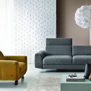 Sofa Pi marki Etap Sofa ma prostą bryłę, która doskonale uzupełni nowoczesne wnętrza. Można ją ciekawie zestawiać z fotelem z tej samej kolekcji w innym kolorze. Fot. Etap Sofa