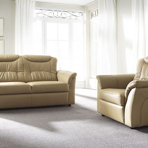 Kolekcja Davaro to miękkie, eleganckie sofy w komplecie z fotelem. Fot. Gala Collezione