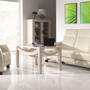 Zestaw "Lider". Białe obicia mebli w połączeniu z ciemniejszymi nogami stelaża budują estetyczną i przejrzystą przestrzeń. Kolekcja składa się z 3-osobowej sofy oraz fotela. Fot. Unimebel 