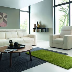 Sofa "Aspen" w śnieżnobiałej tapicerce. Do wyboru są modele o różnych długościach, a także fotele z tej samej kolekcji. Fot. Wajnert Meble