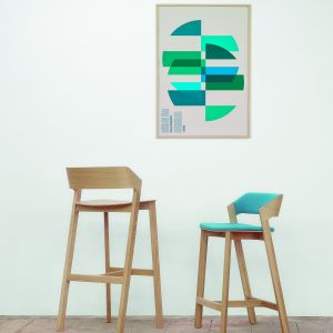 "Merano" to krzesło barowe, które łączy w sobie nie tylko podstawę z litego drewna z harmonijnym kształtem siedziska -  dostępne jest też w wielu ciekawych wersjach tkanin. Fot. Ton