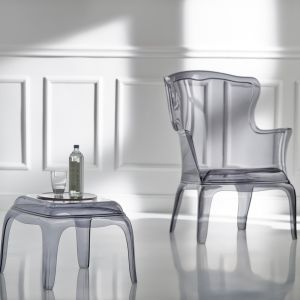 Krzesła wykonane z plastiku to obecnie modny trend. Materiał ten łączy się także z innymi, jak chociażby metalem czy drewnem. Fot. Another Design