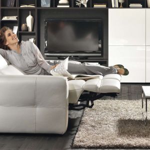 Sofa Brio włoskiej marki Natuzzi została wyposażona w elektryczny mechanizm, który pochyla oparcie i rozkłada podnóżek, co na żądanie zmienia sofę w szezlong. Fot. Natuzzi