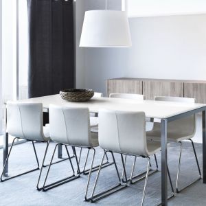Stół \"Torsby\" marki IKEA ma minimalistyczną bryłę. Dzięki stalowym nogom wpisuje się w nowoczesne wnętrza, wciąż pozostając funkcjonalnym. Fot. IKEA
