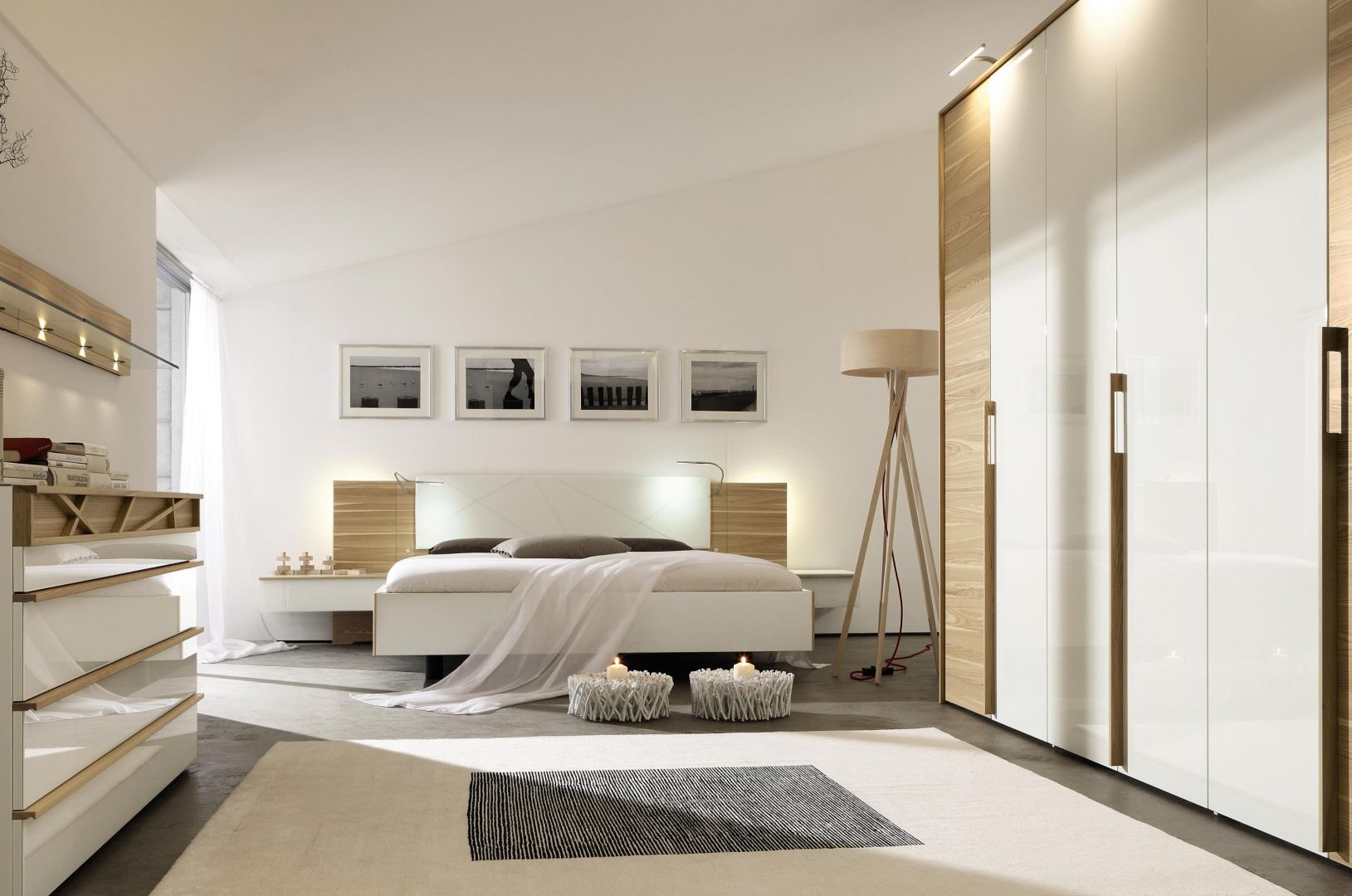 Zastosowanie bieli i drewna w sypialni spowoduje, że pomieszczenie wyda się większe niż jest w rzeczywistości. Taka kompozycja kolorystyczna pięknie prezentuje się też na drzwiach dużej szafy. Fot. Huelsta