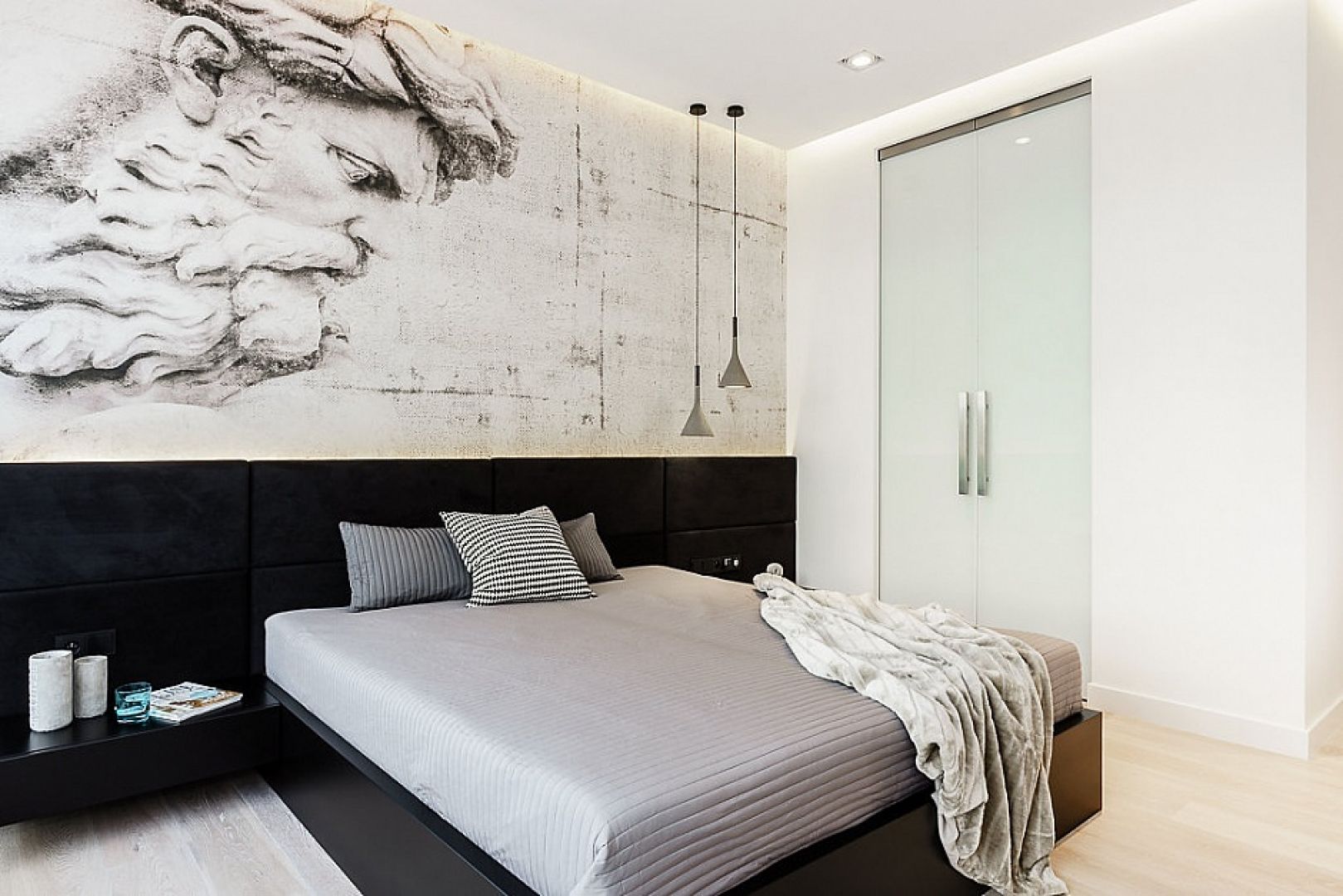 Niezwykle stylowa aranżacji sypialni, gdzie ściana nad łóżkiem udekorowana została 