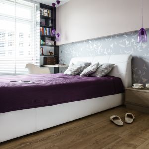 Jasna sypialnia lubi niestandardowe dodatki, szczególnie takie, w mocnych kolorach. Narzuta w kolorze purpury ożywi całe wnętrze. Fot. Foto&Mohito