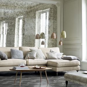 Poduszki lekko rzucone na sofę zapewniają przyjemność siedzenia i odpoczywania. Można je podłożyć pod plecy lub pod głowę podczas popołudniowej drzemki na sofie. Fot. Marks and Spencer