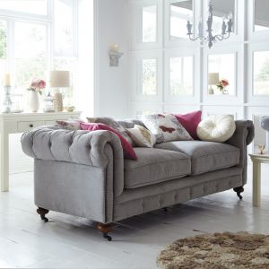 Sofa w stylu glamour z pikowanym oparciem i stylowo wywiniętymi podłokietnikami. Fot. Isme