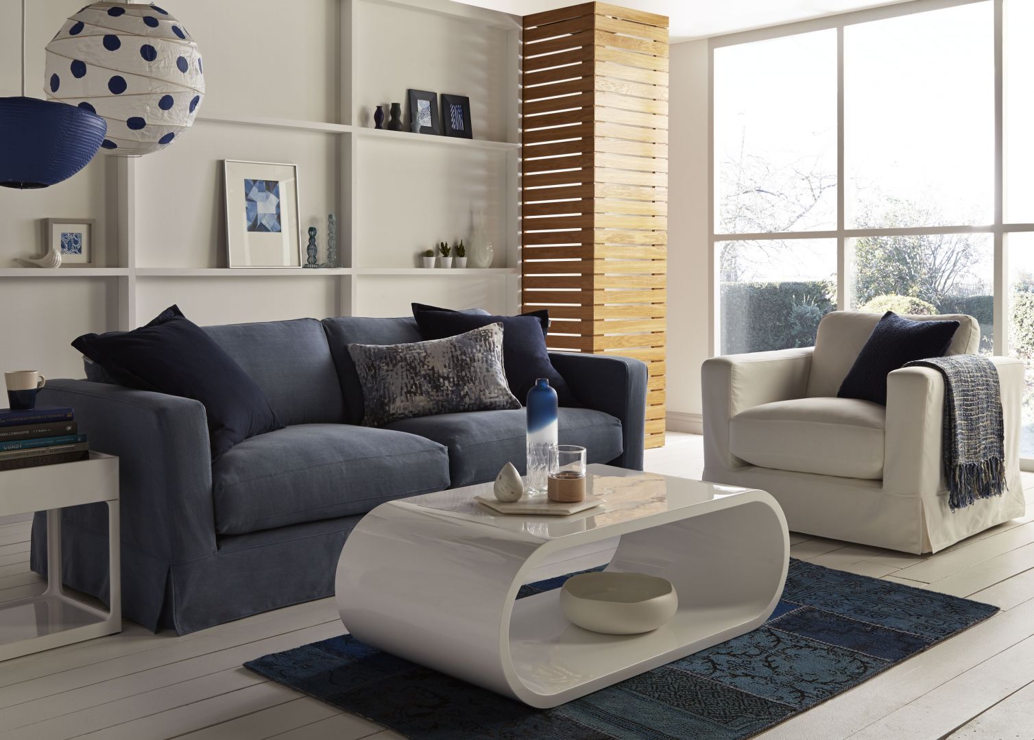 Klasyczna sofa z miękkim siedziskiem i mięsistymi poduchami na oparciu pozwala na wygodne siedzenie, nawet przez długie godziny. Fot. Dfs Furniture