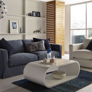 Klasyczna sofa z miękkim siedziskiem i mięsistymi poduchami na oparciu pozwala na wygodne siedzenie, nawet przez długie godziny. Fot. Dfs Furniture